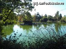 [P82] Lacul din Parcul La Ciutadella. Noaptea parcheaza barcile, langa acea insulita si aduce doar cate are nevoie. 'Debarcaderul' e in partea inspre Cascada. » foto by TraianS
 - 
<span class="allrVoted glyphicon glyphicon-heart hidden" id="av294283"></span>
<a class="m-l-10 hidden" id="sv294283" onclick="voting_Foto_DelVot(,294283,1999)" role="button">șterge vot <span class="glyphicon glyphicon-remove"></span></a>
<a id="v9294283" class=" c-red"  onclick="voting_Foto_SetVot(294283)" role="button"><span class="glyphicon glyphicon-heart-empty"></span> <b>LIKE</b> = Votează poza</a> <img class="hidden"  id="f294283W9" src="/imagini/loader.gif" border="0" /><span class="AjErrMes hidden" id="e294283ErM"></span>