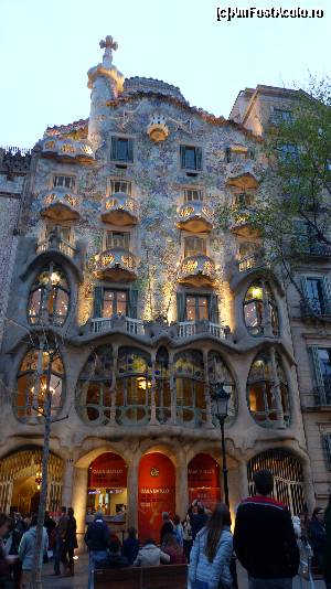 [P09] Casa Batllo luminată şi foarte greu de fotografiat cu toată populaţia din zonă, plus maşinile de rigoare.  » foto by iuliaen
 - 
<span class="allrVoted glyphicon glyphicon-heart hidden" id="av612530"></span>
<a class="m-l-10 hidden" id="sv612530" onclick="voting_Foto_DelVot(,612530,1999)" role="button">șterge vot <span class="glyphicon glyphicon-remove"></span></a>
<a id="v9612530" class=" c-red"  onclick="voting_Foto_SetVot(612530)" role="button"><span class="glyphicon glyphicon-heart-empty"></span> <b>LIKE</b> = Votează poza</a> <img class="hidden"  id="f612530W9" src="/imagini/loader.gif" border="0" /><span class="AjErrMes hidden" id="e612530ErM"></span>