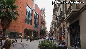 [P42] Palatul Muzicii Catalane, cel bogat ornamentat. Langa el, cladirea rosie este cea adaugata in ultimele decenii.  » foto by ania
 - 
<span class="allrVoted glyphicon glyphicon-heart hidden" id="av569500"></span>
<a class="m-l-10 hidden" id="sv569500" onclick="voting_Foto_DelVot(,569500,1999)" role="button">șterge vot <span class="glyphicon glyphicon-remove"></span></a>
<a id="v9569500" class=" c-red"  onclick="voting_Foto_SetVot(569500)" role="button"><span class="glyphicon glyphicon-heart-empty"></span> <b>LIKE</b> = Votează poza</a> <img class="hidden"  id="f569500W9" src="/imagini/loader.gif" border="0" /><span class="AjErrMes hidden" id="e569500ErM"></span>