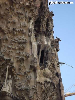[P23] detalii de pe fațada Sagradei Familia » foto by robert
 - 
<span class="allrVoted glyphicon glyphicon-heart hidden" id="av626710"></span>
<a class="m-l-10 hidden" id="sv626710" onclick="voting_Foto_DelVot(,626710,1999)" role="button">șterge vot <span class="glyphicon glyphicon-remove"></span></a>
<a id="v9626710" class=" c-red"  onclick="voting_Foto_SetVot(626710)" role="button"><span class="glyphicon glyphicon-heart-empty"></span> <b>LIKE</b> = Votează poza</a> <img class="hidden"  id="f626710W9" src="/imagini/loader.gif" border="0" /><span class="AjErrMes hidden" id="e626710ErM"></span>