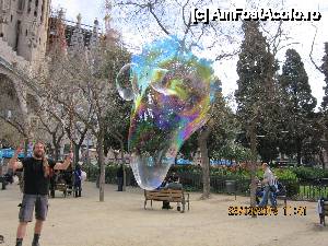 [P03] Balon de sapun urias - in fata la Sagrada Familia » foto by cdiana
 - 
<span class="allrVoted glyphicon glyphicon-heart hidden" id="av432496"></span>
<a class="m-l-10 hidden" id="sv432496" onclick="voting_Foto_DelVot(,432496,1999)" role="button">șterge vot <span class="glyphicon glyphicon-remove"></span></a>
<a id="v9432496" class=" c-red"  onclick="voting_Foto_SetVot(432496)" role="button"><span class="glyphicon glyphicon-heart-empty"></span> <b>LIKE</b> = Votează poza</a> <img class="hidden"  id="f432496W9" src="/imagini/loader.gif" border="0" /><span class="AjErrMes hidden" id="e432496ErM"></span>