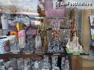[P29] Barcelona: în vitrinele magazinelor ne așteaptă Basilica de la Sagrada Familia, în zeci de ipostaze. Și e gata 100%, adică așa cum va arăta peste 25 ani!  » foto by mariana.olaru
 - 
<span class="allrVoted glyphicon glyphicon-heart hidden" id="av368755"></span>
<a class="m-l-10 hidden" id="sv368755" onclick="voting_Foto_DelVot(,368755,1999)" role="button">șterge vot <span class="glyphicon glyphicon-remove"></span></a>
<a id="v9368755" class=" c-red"  onclick="voting_Foto_SetVot(368755)" role="button"><span class="glyphicon glyphicon-heart-empty"></span> <b>LIKE</b> = Votează poza</a> <img class="hidden"  id="f368755W9" src="/imagini/loader.gif" border="0" /><span class="AjErrMes hidden" id="e368755ErM"></span>