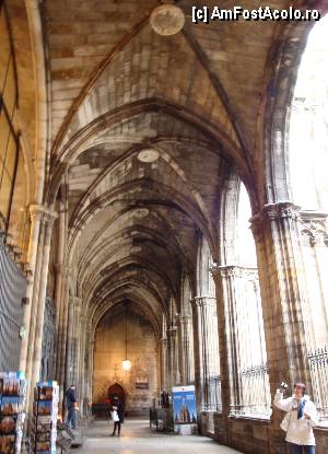 [P39] Barcelona, Catedral de la Seu: colonada stângă cu intrarea în Muzeul Mănăstirii de la Seu.  » foto by mariana.olaru
 - 
<span class="allrVoted glyphicon glyphicon-heart hidden" id="av368765"></span>
<a class="m-l-10 hidden" id="sv368765" onclick="voting_Foto_DelVot(,368765,1999)" role="button">șterge vot <span class="glyphicon glyphicon-remove"></span></a>
<a id="v9368765" class=" c-red"  onclick="voting_Foto_SetVot(368765)" role="button"><span class="glyphicon glyphicon-heart-empty"></span> <b>LIKE</b> = Votează poza</a> <img class="hidden"  id="f368765W9" src="/imagini/loader.gif" border="0" /><span class="AjErrMes hidden" id="e368765ErM"></span>