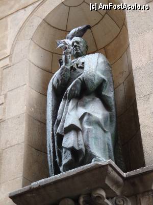 [P85] Barcelona, Plaça de la Seu: statuie de pe fațada uneia dintre clădiri » foto by mariana.olaru
 - 
<span class="allrVoted glyphicon glyphicon-heart hidden" id="av380237"></span>
<a class="m-l-10 hidden" id="sv380237" onclick="voting_Foto_DelVot(,380237,1999)" role="button">șterge vot <span class="glyphicon glyphicon-remove"></span></a>
<a id="v9380237" class=" c-red"  onclick="voting_Foto_SetVot(380237)" role="button"><span class="glyphicon glyphicon-heart-empty"></span> <b>LIKE</b> = Votează poza</a> <img class="hidden"  id="f380237W9" src="/imagini/loader.gif" border="0" /><span class="AjErrMes hidden" id="e380237ErM"></span>