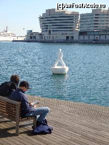 [P53] Barcelona: Port Vell- o inedită statuie decoratovă lângă pasarela Rambla del Mar.  » foto by mariana.olaru
 - 
<span class="allrVoted glyphicon glyphicon-heart hidden" id="av383420"></span>
<a class="m-l-10 hidden" id="sv383420" onclick="voting_Foto_DelVot(,383420,1999)" role="button">șterge vot <span class="glyphicon glyphicon-remove"></span></a>
<a id="v9383420" class=" c-red"  onclick="voting_Foto_SetVot(383420)" role="button"><span class="glyphicon glyphicon-heart-empty"></span> <b>LIKE</b> = Votează poza</a> <img class="hidden"  id="f383420W9" src="/imagini/loader.gif" border="0" /><span class="AjErrMes hidden" id="e383420ErM"></span>