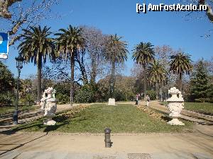 [P112] Barcelona, Parc de la Ciutadella: astfel de amfore decorative se găsesc la tot pasul, alături de busturi și statui.  » foto by mariana.olaru
 - 
<span class="allrVoted glyphicon glyphicon-heart hidden" id="av388402"></span>
<a class="m-l-10 hidden" id="sv388402" onclick="voting_Foto_DelVot(,388402,1999)" role="button">șterge vot <span class="glyphicon glyphicon-remove"></span></a>
<a id="v9388402" class=" c-red"  onclick="voting_Foto_SetVot(388402)" role="button"><span class="glyphicon glyphicon-heart-empty"></span> <b>LIKE</b> = Votează poza</a> <img class="hidden"  id="f388402W9" src="/imagini/loader.gif" border="0" /><span class="AjErrMes hidden" id="e388402ErM"></span>