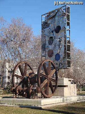 [P86] Barcelona, Parc de la Ciutadella: prim plan cu ciudatul monument al lui Antoni Clavel. Oricât i-aș urmări detaliile, tot nu-l pot asimila cu o operă de artă :)  » foto by mariana.olaru
 - 
<span class="allrVoted glyphicon glyphicon-heart hidden" id="av388368"></span>
<a class="m-l-10 hidden" id="sv388368" onclick="voting_Foto_DelVot(,388368,1999)" role="button">șterge vot <span class="glyphicon glyphicon-remove"></span></a>
<a id="v9388368" class=" c-red"  onclick="voting_Foto_SetVot(388368)" role="button"><span class="glyphicon glyphicon-heart-empty"></span> <b>LIKE</b> = Votează poza</a> <img class="hidden"  id="f388368W9" src="/imagini/loader.gif" border="0" /><span class="AjErrMes hidden" id="e388368ErM"></span>