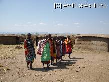 [P20] Femeile din satul de maasai. Pt noi doar niste trupuri negre, nespalate, curioase cumva. Insa fiecare are povestea ei, la fel ca toate vecinele mele de scara. Tare as vrea sa vad una pe coperta Cosmopolitan, da! -asta as putea-o numi revolutie! :) (chiar si evolutie) » foto by sonike
 - 
<span class="allrVoted glyphicon glyphicon-heart hidden" id="av81059"></span>
<a class="m-l-10 hidden" id="sv81059" onclick="voting_Foto_DelVot(,81059,2009)" role="button">șterge vot <span class="glyphicon glyphicon-remove"></span></a>
<a id="v981059" class=" c-red"  onclick="voting_Foto_SetVot(81059)" role="button"><span class="glyphicon glyphicon-heart-empty"></span> <b>LIKE</b> = Votează poza</a> <img class="hidden"  id="f81059W9" src="/imagini/loader.gif" border="0" /><span class="AjErrMes hidden" id="e81059ErM"></span>