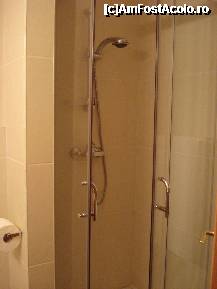 [P18] Cabina de dus din camera noastra de la hotelul Gomar Lux » foto by ileanaxperta*
 - 
<span class="allrVoted glyphicon glyphicon-heart hidden" id="av173192"></span>
<a class="m-l-10 hidden" id="sv173192" onclick="voting_Foto_DelVot(,173192,2038)" role="button">șterge vot <span class="glyphicon glyphicon-remove"></span></a>
<a id="v9173192" class=" c-red"  onclick="voting_Foto_SetVot(173192)" role="button"><span class="glyphicon glyphicon-heart-empty"></span> <b>LIKE</b> = Votează poza</a> <img class="hidden"  id="f173192W9" src="/imagini/loader.gif" border="0" /><span class="AjErrMes hidden" id="e173192ErM"></span>