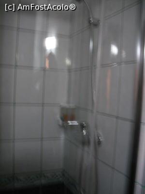 [P19] Dusul cu cabina si dozatoare. Poza e facuta cu usile cabinei inchise. Nu e miscata! » foto by Zoazore
 - 
<span class="allrVoted glyphicon glyphicon-heart hidden" id="av1126707"></span>
<a class="m-l-10 hidden" id="sv1126707" onclick="voting_Foto_DelVot(,1126707,2062)" role="button">șterge vot <span class="glyphicon glyphicon-remove"></span></a>
<a id="v91126707" class=" c-red"  onclick="voting_Foto_SetVot(1126707)" role="button"><span class="glyphicon glyphicon-heart-empty"></span> <b>LIKE</b> = Votează poza</a> <img class="hidden"  id="f1126707W9" src="/imagini/loader.gif" border="0" /><span class="AjErrMes hidden" id="e1126707ErM"></span>