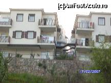 [P03] Vilele din primul rand. La subsol sunt cele standard, iar la etaj sunt camerele family. » foto by dea
 - 
<span class="allrVoted glyphicon glyphicon-heart hidden" id="av94772"></span>
<a class="m-l-10 hidden" id="sv94772" onclick="voting_Foto_DelVot(,94772,2171)" role="button">șterge vot <span class="glyphicon glyphicon-remove"></span></a>
<a id="v994772" class=" c-red"  onclick="voting_Foto_SetVot(94772)" role="button"><span class="glyphicon glyphicon-heart-empty"></span> <b>LIKE</b> = Votează poza</a> <img class="hidden"  id="f94772W9" src="/imagini/loader.gif" border="0" /><span class="AjErrMes hidden" id="e94772ErM"></span>