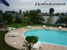[P01] Vedere din camera catre gradina cu piscina, lac si mare » foto by oddfever
 - 
<span class="allrVoted glyphicon glyphicon-heart hidden" id="av98186"></span>
<a class="m-l-10 hidden" id="sv98186" onclick="voting_Foto_DelVot(,98186,2246)" role="button">șterge vot <span class="glyphicon glyphicon-remove"></span></a>
<a id="v998186" class=" c-red"  onclick="voting_Foto_SetVot(98186)" role="button"><span class="glyphicon glyphicon-heart-empty"></span> <b>LIKE</b> = Votează poza</a> <img class="hidden"  id="f98186W9" src="/imagini/loader.gif" border="0" /><span class="AjErrMes hidden" id="e98186ErM"></span>
