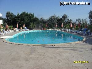 [P09] La piscina dimineata la 8, toate locurile aproape ocupate de prosoape fara sa fie nimeni pe ele:( » foto by cristela
 - 
<span class="allrVoted glyphicon glyphicon-heart hidden" id="av541836"></span>
<a class="m-l-10 hidden" id="sv541836" onclick="voting_Foto_DelVot(,541836,2246)" role="button">șterge vot <span class="glyphicon glyphicon-remove"></span></a>
<a id="v9541836" class=" c-red"  onclick="voting_Foto_SetVot(541836)" role="button"><span class="glyphicon glyphicon-heart-empty"></span> <b>LIKE</b> = Votează poza</a> <img class="hidden"  id="f541836W9" src="/imagini/loader.gif" border="0" /><span class="AjErrMes hidden" id="e541836ErM"></span>