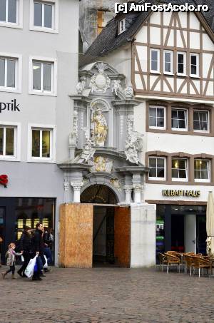 [P23] Trier - biserica Sf. Gangalf, intrarea din Hauptmarkt » foto by Dragoș_MD
 - 
<span class="allrVoted glyphicon glyphicon-heart hidden" id="av689647"></span>
<a class="m-l-10 hidden" id="sv689647" onclick="voting_Foto_DelVot(,689647,2302)" role="button">șterge vot <span class="glyphicon glyphicon-remove"></span></a>
<a id="v9689647" class=" c-red"  onclick="voting_Foto_SetVot(689647)" role="button"><span class="glyphicon glyphicon-heart-empty"></span> <b>LIKE</b> = Votează poza</a> <img class="hidden"  id="f689647W9" src="/imagini/loader.gif" border="0" /><span class="AjErrMes hidden" id="e689647ErM"></span>