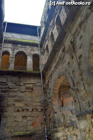 [P09] Trier - Porta Nigra, vedere din interior; la primul etaj a funcționat timp de mai multe veacuri o biserică » foto by Dragoș_MD
 - 
<span class="allrVoted glyphicon glyphicon-heart hidden" id="av689631"></span>
<a class="m-l-10 hidden" id="sv689631" onclick="voting_Foto_DelVot(,689631,2302)" role="button">șterge vot <span class="glyphicon glyphicon-remove"></span></a>
<a id="v9689631" class=" c-red"  onclick="voting_Foto_SetVot(689631)" role="button"><span class="glyphicon glyphicon-heart-empty"></span> <b>LIKE</b> = Votează poza</a> <img class="hidden"  id="f689631W9" src="/imagini/loader.gif" border="0" /><span class="AjErrMes hidden" id="e689631ErM"></span>
