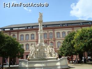 [P07] Fantana Sf Gheorghe în Piața Grânelor, din 1750, statuile simbolizeaza cele 4 anotimpuri » foto by mireille
 - 
<span class="allrVoted glyphicon glyphicon-heart hidden" id="av713284"></span>
<a class="m-l-10 hidden" id="sv713284" onclick="voting_Foto_DelVot(,713284,2302)" role="button">șterge vot <span class="glyphicon glyphicon-remove"></span></a>
<a id="v9713284" class=" c-red"  onclick="voting_Foto_SetVot(713284)" role="button"><span class="glyphicon glyphicon-heart-empty"></span> <b>LIKE</b> = Votează poza</a> <img class="hidden"  id="f713284W9" src="/imagini/loader.gif" border="0" /><span class="AjErrMes hidden" id="e713284ErM"></span>
