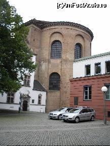 [P02] La ieşirea din parcarea subterană Basilika, se poate vedea o parte din Konstantin Basilika » foto by Costi
 - 
<span class="allrVoted glyphicon glyphicon-heart hidden" id="av26106"></span>
<a class="m-l-10 hidden" id="sv26106" onclick="voting_Foto_DelVot(,26106,2302)" role="button">șterge vot <span class="glyphicon glyphicon-remove"></span></a>
<a id="v926106" class=" c-red"  onclick="voting_Foto_SetVot(26106)" role="button"><span class="glyphicon glyphicon-heart-empty"></span> <b>LIKE</b> = Votează poza</a> <img class="hidden"  id="f26106W9" src="/imagini/loader.gif" border="0" /><span class="AjErrMes hidden" id="e26106ErM"></span>