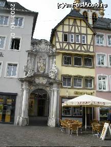 [P29] Intrarea din Hauptmarkt la biserica St. Gangolf » foto by Costi
 - 
<span class="allrVoted glyphicon glyphicon-heart hidden" id="av26139"></span>
<a class="m-l-10 hidden" id="sv26139" onclick="voting_Foto_DelVot(,26139,2302)" role="button">șterge vot <span class="glyphicon glyphicon-remove"></span></a>
<a id="v926139" class=" c-red"  onclick="voting_Foto_SetVot(26139)" role="button"><span class="glyphicon glyphicon-heart-empty"></span> <b>LIKE</b> = Votează poza</a> <img class="hidden"  id="f26139W9" src="/imagini/loader.gif" border="0" /><span class="AjErrMes hidden" id="e26139ErM"></span>