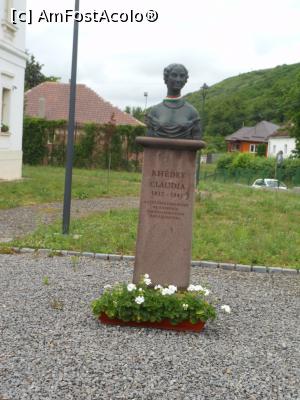 [P34] Sângeorgiu de Pădure - Castelul Rhédey. În curte, bustul Claudiei. » foto by iulianic
 - 
<span class="allrVoted glyphicon glyphicon-heart hidden" id="av1373931"></span>
<a class="m-l-10 hidden" id="sv1373931" onclick="voting_Foto_DelVot(,1373931,2330)" role="button">șterge vot <span class="glyphicon glyphicon-remove"></span></a>
<a id="v91373931" class=" c-red"  onclick="voting_Foto_SetVot(1373931)" role="button"><span class="glyphicon glyphicon-heart-empty"></span> <b>LIKE</b> = Votează poza</a> <img class="hidden"  id="f1373931W9" src="/imagini/loader.gif" border="0" /><span class="AjErrMes hidden" id="e1373931ErM"></span>