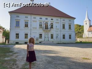 [P01] Castelul Rhedey este construit in stil neobaroc in 1809, pe locatia unui alt vechi castel, de catre contele Rh&eacute;dey L&aacute;szl&oacute; si sotia sa, Incz&eacute;dy &Aacute;gnes. Aici s-a nascut fata lor, contesa Claudia Rh&eacute;dey, stra-strabunica reginei Elisabeta a II-a a Marii Britanii. In dreapta se afla Biserica Reformata, unde sunt ingropati mai multi membri ai familiei. » foto by geani anto
 - 
<span class="allrVoted glyphicon glyphicon-heart hidden" id="av1211958"></span>
<a class="m-l-10 hidden" id="sv1211958" onclick="voting_Foto_DelVot(,1211958,2330)" role="button">șterge vot <span class="glyphicon glyphicon-remove"></span></a>
<a id="v91211958" class=" c-red"  onclick="voting_Foto_SetVot(1211958)" role="button"><span class="glyphicon glyphicon-heart-empty"></span> <b>LIKE</b> = Votează poza</a> <img class="hidden"  id="f1211958W9" src="/imagini/loader.gif" border="0" /><span class="AjErrMes hidden" id="e1211958ErM"></span>