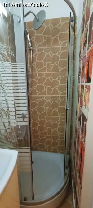 [P11] dusul din perete in perete. peretii minusculei baii » foto by Eta Nicolette
 - 
<span class="allrVoted glyphicon glyphicon-heart hidden" id="av1498316"></span>
<a class="m-l-10 hidden" id="sv1498316" onclick="voting_Foto_DelVot(,1498316,2429)" role="button">șterge vot <span class="glyphicon glyphicon-remove"></span></a>
<a id="v91498316" class=" c-red"  onclick="voting_Foto_SetVot(1498316)" role="button"><span class="glyphicon glyphicon-heart-empty"></span> <b>LIKE</b> = Votează poza</a> <img class="hidden"  id="f1498316W9" src="/imagini/loader.gif" border="0" /><span class="AjErrMes hidden" id="e1498316ErM"></span>