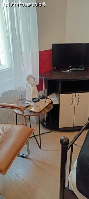 [P06] loc  stramt, mini masuta si fotoliul in camera de doua persoane » foto by Eta Nicolette
 - 
<span class="allrVoted glyphicon glyphicon-heart hidden" id="av1498311"></span>
<a class="m-l-10 hidden" id="sv1498311" onclick="voting_Foto_DelVot(,1498311,2429)" role="button">șterge vot <span class="glyphicon glyphicon-remove"></span></a>
<a id="v91498311" class=" c-red"  onclick="voting_Foto_SetVot(1498311)" role="button"><span class="glyphicon glyphicon-heart-empty"></span> <b>LIKE</b> = Votează poza</a> <img class="hidden"  id="f1498311W9" src="/imagini/loader.gif" border="0" /><span class="AjErrMes hidden" id="e1498311ErM"></span>