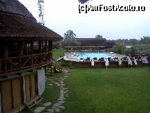 [P03] Piscina si in stanga pozei e cladirea cu sala de jocuri.  » foto by FlaviuGeorge
 - 
<span class="allrVoted glyphicon glyphicon-heart hidden" id="av496493"></span>
<a class="m-l-10 hidden" id="sv496493" onclick="voting_Foto_DelVot(,496493,2439)" role="button">șterge vot <span class="glyphicon glyphicon-remove"></span></a>
<a id="v9496493" class=" c-red"  onclick="voting_Foto_SetVot(496493)" role="button"><span class="glyphicon glyphicon-heart-empty"></span> <b>LIKE</b> = Votează poza</a> <img class="hidden"  id="f496493W9" src="/imagini/loader.gif" border="0" /><span class="AjErrMes hidden" id="e496493ErM"></span>