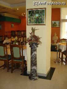 [P15] Tulcea - Hotel Rex - obiectele decorative parca nu au nici o legatura unele cu altele » foto by Diaura*
 - 
<span class="allrVoted glyphicon glyphicon-heart hidden" id="av69795"></span>
<a class="m-l-10 hidden" id="sv69795" onclick="voting_Foto_DelVot(,69795,2445)" role="button">șterge vot <span class="glyphicon glyphicon-remove"></span></a>
<a id="v969795" class=" c-red"  onclick="voting_Foto_SetVot(69795)" role="button"><span class="glyphicon glyphicon-heart-empty"></span> <b>LIKE</b> = Votează poza</a> <img class="hidden"  id="f69795W9" src="/imagini/loader.gif" border="0" /><span class="AjErrMes hidden" id="e69795ErM"></span>