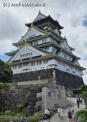 [P08] Castelul Osaka a fost reconstruit de Tokugawa Hidetada in anii 1620, cu santuri mai adanci si ziduri de doua ori mai inalte decat constructia originala. Turnul principal a fost insa lovit de fulger in 1665 si a ars, iar structurile ramase au fost distruse, cu timpul.
In 1931, castelul principal a fost din nou reconstruit, iar zona din jurul lui a fost deschisa ulterior ca parc public. A supravietuit raidurilor aeriene din timpul razboiului, iar reparatiile majore din anul 1997 au dat castelului un nou farmec, acesta fiind inconjurat de cetati secundare, porti, turnulete, ziduri de piatra si santuri impresionante. » foto by geani anto
 - 
<span class="allrVoted glyphicon glyphicon-heart hidden" id="av1450202"></span>
<a class="m-l-10 hidden" id="sv1450202" onclick="voting_Foto_DelVot(,1450202,2490)" role="button">șterge vot <span class="glyphicon glyphicon-remove"></span></a>
<a id="v91450202" class=" c-red"  onclick="voting_Foto_SetVot(1450202)" role="button"><span class="glyphicon glyphicon-heart-empty"></span> <b>LIKE</b> = Votează poza</a> <img class="hidden"  id="f1450202W9" src="/imagini/loader.gif" border="0" /><span class="AjErrMes hidden" id="e1450202ErM"></span>