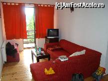 [P01] Livingul apartamentului de la etajul 1. In fata, iesirea spre balcon. Sub televizor, un minifrigider binevenit. In peretele din stinga este intrarea, dincolo de peretele din dreapta este dormitorul, iar balconul continua la dreapta, dupa colt, cu acces si din dormitor.  » foto by abancor
 - 
<span class="allrVoted glyphicon glyphicon-heart hidden" id="av349594"></span>
<a class="m-l-10 hidden" id="sv349594" onclick="voting_Foto_DelVot(,349594,2546)" role="button">șterge vot <span class="glyphicon glyphicon-remove"></span></a>
<a id="v9349594" class=" c-red"  onclick="voting_Foto_SetVot(349594)" role="button"><span class="glyphicon glyphicon-heart-empty"></span> <b>LIKE</b> = Votează poza</a> <img class="hidden"  id="f349594W9" src="/imagini/loader.gif" border="0" /><span class="AjErrMes hidden" id="e349594ErM"></span>