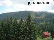 [P10] Vedere din balcon catre pirtiile de la Vartop: in stinga cea veche, cu teleschi, in dreapta cele noi, cu telescaun. Pe acolo e si traseul de picior spre Vf Bihor (Cucurbata Mare). Aceeasi priveliste o au toate camerele de pe partea asta si terasa restaurantului. Printre brazi se vede Pensiunea Rock.  » foto by abancor
 - 
<span class="allrVoted glyphicon glyphicon-heart hidden" id="av349603"></span>
<a class="m-l-10 hidden" id="sv349603" onclick="voting_Foto_DelVot(,349603,2546)" role="button">șterge vot <span class="glyphicon glyphicon-remove"></span></a>
<a id="v9349603" class=" c-red"  onclick="voting_Foto_SetVot(349603)" role="button"><span class="glyphicon glyphicon-heart-empty"></span> <b>LIKE</b> = Votează poza</a> <img class="hidden"  id="f349603W9" src="/imagini/loader.gif" border="0" /><span class="AjErrMes hidden" id="e349603ErM"></span>