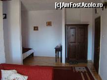 [P02] Livingul, poza dinspre usa de la balcon spre intrare. Se vad dulapul, papucii de casa pomeniti si pe site la categoria 'dotari' si patulde o persoana din living. Se observa decoratiunile folclorice discrete: broderiile pernelor si cuvertura patului.  » foto by abancor
 - 
<span class="allrVoted glyphicon glyphicon-heart hidden" id="av349595"></span>
<a class="m-l-10 hidden" id="sv349595" onclick="voting_Foto_DelVot(,349595,2546)" role="button">șterge vot <span class="glyphicon glyphicon-remove"></span></a>
<a id="v9349595" class=" c-red"  onclick="voting_Foto_SetVot(349595)" role="button"><span class="glyphicon glyphicon-heart-empty"></span> <b>LIKE</b> = Votează poza</a> <img class="hidden"  id="f349595W9" src="/imagini/loader.gif" border="0" /><span class="AjErrMes hidden" id="e349595ErM"></span>