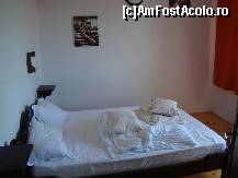 [P03] Dormitorul, cu patul dublu, veioze, polite. In dreapta, geamul si iesirea pe balcon. In spate dreapta este intrarea in baie.  » foto by abancor
 - 
<span class="allrVoted glyphicon glyphicon-heart hidden" id="av349596"></span>
<a class="m-l-10 hidden" id="sv349596" onclick="voting_Foto_DelVot(,349596,2546)" role="button">șterge vot <span class="glyphicon glyphicon-remove"></span></a>
<a id="v9349596" class=" c-red"  onclick="voting_Foto_SetVot(349596)" role="button"><span class="glyphicon glyphicon-heart-empty"></span> <b>LIKE</b> = Votează poza</a> <img class="hidden"  id="f349596W9" src="/imagini/loader.gif" border="0" /><span class="AjErrMes hidden" id="e349596ErM"></span>