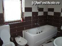 [P04] Iata si baia apartamentului, cu cada cu hidromasaj, bideu, fereastra mare, cu priveliste catre pirtie. Camerele au dus, nu cada, iar cele dinspre soseaua nationala au fereastra spre sosea si hotelul de vizavi.  » foto by abancor
 - 
<span class="allrVoted glyphicon glyphicon-heart hidden" id="av349597"></span>
<a class="m-l-10 hidden" id="sv349597" onclick="voting_Foto_DelVot(,349597,2546)" role="button">șterge vot <span class="glyphicon glyphicon-remove"></span></a>
<a id="v9349597" class=" c-red"  onclick="voting_Foto_SetVot(349597)" role="button"><span class="glyphicon glyphicon-heart-empty"></span> <b>LIKE</b> = Votează poza</a> <img class="hidden"  id="f349597W9" src="/imagini/loader.gif" border="0" /><span class="AjErrMes hidden" id="e349597ErM"></span>
