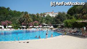 [P17] Piscina Harem, aici animatia e la ea acasa, tot aici au loc fel de fel de activitati organizate de catre animatori, in fundal se vede cladirea principala » foto by kelyboy
 - 
<span class="allrVoted glyphicon glyphicon-heart hidden" id="av475198"></span>
<a class="m-l-10 hidden" id="sv475198" onclick="voting_Foto_DelVot(,475198,2733)" role="button">șterge vot <span class="glyphicon glyphicon-remove"></span></a>
<a id="v9475198" class=" c-red"  onclick="voting_Foto_SetVot(475198)" role="button"><span class="glyphicon glyphicon-heart-empty"></span> <b>LIKE</b> = Votează poza</a> <img class="hidden"  id="f475198W9" src="/imagini/loader.gif" border="0" /><span class="AjErrMes hidden" id="e475198ErM"></span>
