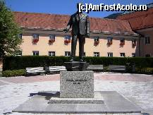 [P21] Statuia lui Daniel Swarovski in centrul satului Wattens.  » foto by BOGDAN DSN
 - 
<span class="allrVoted glyphicon glyphicon-heart hidden" id="av398819"></span>
<a class="m-l-10 hidden" id="sv398819" onclick="voting_Foto_DelVot(,398819,2854)" role="button">șterge vot <span class="glyphicon glyphicon-remove"></span></a>
<a id="v9398819" class=" c-red"  onclick="voting_Foto_SetVot(398819)" role="button"><span class="glyphicon glyphicon-heart-empty"></span> <b>LIKE</b> = Votează poza</a> <img class="hidden"  id="f398819W9" src="/imagini/loader.gif" border="0" /><span class="AjErrMes hidden" id="e398819ErM"></span>