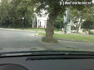 [P04] acest copac este exact in mijlocul strazii... le-a fost mai simplu sa asfalteze pe langa el, decat sa-l taie... este exact cum pe strada spre parcarea hotelului » foto by Anduka
 - 
<span class="allrVoted glyphicon glyphicon-heart hidden" id="av361676"></span>
<a class="m-l-10 hidden" id="sv361676" onclick="voting_Foto_DelVot(,361676,2915)" role="button">șterge vot <span class="glyphicon glyphicon-remove"></span></a>
<a id="v9361676" class=" c-red"  onclick="voting_Foto_SetVot(361676)" role="button"><span class="glyphicon glyphicon-heart-empty"></span> <b>LIKE</b> = Votează poza</a> <img class="hidden"  id="f361676W9" src="/imagini/loader.gif" border="0" /><span class="AjErrMes hidden" id="e361676ErM"></span>