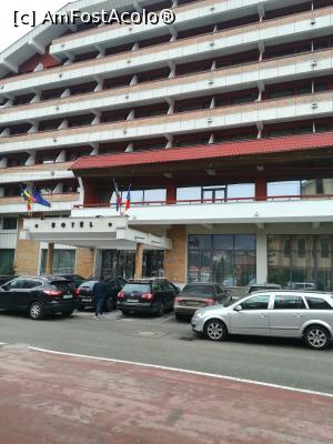 [P01] Intrarea in hotel si mica parcare » foto by olteanul2010
 - 
<span class="allrVoted glyphicon glyphicon-heart hidden" id="av1217238"></span>
<a class="m-l-10 hidden" id="sv1217238" onclick="voting_Foto_DelVot(,1217238,2993)" role="button">șterge vot <span class="glyphicon glyphicon-remove"></span></a>
<a id="v91217238" class=" c-red"  onclick="voting_Foto_SetVot(1217238)" role="button"><span class="glyphicon glyphicon-heart-empty"></span> <b>LIKE</b> = Votează poza</a> <img class="hidden"  id="f1217238W9" src="/imagini/loader.gif" border="0" /><span class="AjErrMes hidden" id="e1217238ErM"></span>