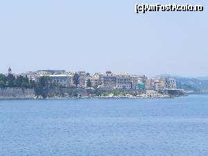 [P01] Corfu ne întîmpină cu clădirile sale înalte. Jos se vede restaurantul En Plo, situat în vechiul stabiliment al plajei Faliraki. Plaja este folosită și azi, e de fapt un ponton de beton, dar apa este la fel de limpede ca pe orice altă plajă a insulei.  » foto by abancor
 - 
<span class="allrVoted glyphicon glyphicon-heart hidden" id="av572061"></span>
<a class="m-l-10 hidden" id="sv572061" onclick="voting_Foto_DelVot(,572061,3004)" role="button">șterge vot <span class="glyphicon glyphicon-remove"></span></a>
<a id="v9572061" class=" c-red"  onclick="voting_Foto_SetVot(572061)" role="button"><span class="glyphicon glyphicon-heart-empty"></span> <b>LIKE</b> = Votează poza</a> <img class="hidden"  id="f572061W9" src="/imagini/loader.gif" border="0" /><span class="AjErrMes hidden" id="e572061ErM"></span>