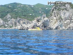 [P115] Submarinul Galben cu excursioniști cărora le arată lumea subacvatică. Deasupra, pe o prispă a versantului, satul Lakones, punct de belvedere asupra întregii regiuni.  » foto by abancor
 - 
<span class="allrVoted glyphicon glyphicon-heart hidden" id="av572177"></span>
<a class="m-l-10 hidden" id="sv572177" onclick="voting_Foto_DelVot(,572177,3004)" role="button">șterge vot <span class="glyphicon glyphicon-remove"></span></a>
<a id="v9572177" class=" c-red"  onclick="voting_Foto_SetVot(572177)" role="button"><span class="glyphicon glyphicon-heart-empty"></span> <b>LIKE</b> = Votează poza</a> <img class="hidden"  id="f572177W9" src="/imagini/loader.gif" border="0" /><span class="AjErrMes hidden" id="e572177ErM"></span>