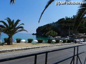 [P119] Plaja din golful de lîngă parcarea mare, de la picioarele mănăstirii. Se vede și pontonul de unde se pleacă în excursii. Șoseaua principală trece aici chiar pe lîngă plajă. Foto de pe terasa unei taverne.  » foto by abancor
 - 
<span class="allrVoted glyphicon glyphicon-heart hidden" id="av572181"></span>
<a class="m-l-10 hidden" id="sv572181" onclick="voting_Foto_DelVot(,572181,3004)" role="button">șterge vot <span class="glyphicon glyphicon-remove"></span></a>
<a id="v9572181" class=" c-red"  onclick="voting_Foto_SetVot(572181)" role="button"><span class="glyphicon glyphicon-heart-empty"></span> <b>LIKE</b> = Votează poza</a> <img class="hidden"  id="f572181W9" src="/imagini/loader.gif" border="0" /><span class="AjErrMes hidden" id="e572181ErM"></span>