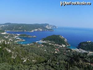 [P126] Golfurile Paleokastritsei. În zare, insula care marchează limita sudică a plimbărilor cu bărci închiriate. În stînga ei, se ghicește, în promontoriul înverzit dincolo de care este plaja Paradise, o peșteră foarte înaltă, o știrbitură a malului. În stînga, golful cel mai adînc, care pătrunde pînă la Liapades. Promontoriul cu hotelul Akrotiri Beach închide primul golf.  » foto by abancor
 - 
<span class="allrVoted glyphicon glyphicon-heart hidden" id="av572188"></span>
<a class="m-l-10 hidden" id="sv572188" onclick="voting_Foto_DelVot(,572188,3004)" role="button">șterge vot <span class="glyphicon glyphicon-remove"></span></a>
<a id="v9572188" class=" c-red"  onclick="voting_Foto_SetVot(572188)" role="button"><span class="glyphicon glyphicon-heart-empty"></span> <b>LIKE</b> = Votează poza</a> <img class="hidden"  id="f572188W9" src="/imagini/loader.gif" border="0" /><span class="AjErrMes hidden" id="e572188ErM"></span>