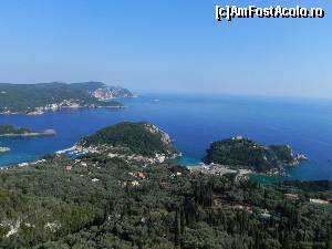 [P127] Urmează golful cu portul și muntele cu maimuță. La dreapta muntelui cu maimuță este golful cu pontonul pentru excursii, apoi muntele pe care se vede mănăstirea. Aici ai zice că o gheară a răpit pămîntul, sau invers, o gheară stă înfiptă în mare, din care se văd numai falangele, acei muncei.  » foto by abancor
 - 
<span class="allrVoted glyphicon glyphicon-heart hidden" id="av572189"></span>
<a class="m-l-10 hidden" id="sv572189" onclick="voting_Foto_DelVot(,572189,3004)" role="button">șterge vot <span class="glyphicon glyphicon-remove"></span></a>
<a id="v9572189" class=" c-red"  onclick="voting_Foto_SetVot(572189)" role="button"><span class="glyphicon glyphicon-heart-empty"></span> <b>LIKE</b> = Votează poza</a> <img class="hidden"  id="f572189W9" src="/imagini/loader.gif" border="0" /><span class="AjErrMes hidden" id="e572189ErM"></span>