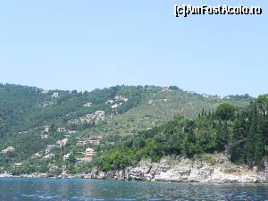 [P20] Coasta între Kalami și Kouloura. În punctul cel mai de sus, pe creasta aparentă, este Vila Christos, unde am fost cazați.  » foto by abancor
 - 
<span class="allrVoted glyphicon glyphicon-heart hidden" id="av572080"></span>
<a class="m-l-10 hidden" id="sv572080" onclick="voting_Foto_DelVot(,572080,3004)" role="button">șterge vot <span class="glyphicon glyphicon-remove"></span></a>
<a id="v9572080" class=" c-red"  onclick="voting_Foto_SetVot(572080)" role="button"><span class="glyphicon glyphicon-heart-empty"></span> <b>LIKE</b> = Votează poza</a> <img class="hidden"  id="f572080W9" src="/imagini/loader.gif" border="0" /><span class="AjErrMes hidden" id="e572080ErM"></span>