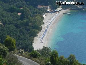 [P07] Zoom spre Kerasia. Se vede cît de „aglomerată” e. Se vede și taverna, cu pontoanele ei, cafeneaua vizavi, chioșcul și casele de vacanță.  » foto by abancor
 - 
<span class="allrVoted glyphicon glyphicon-heart hidden" id="av572067"></span>
<a class="m-l-10 hidden" id="sv572067" onclick="voting_Foto_DelVot(,572067,3004)" role="button">șterge vot <span class="glyphicon glyphicon-remove"></span></a>
<a id="v9572067" class=" c-red"  onclick="voting_Foto_SetVot(572067)" role="button"><span class="glyphicon glyphicon-heart-empty"></span> <b>LIKE</b> = Votează poza</a> <img class="hidden"  id="f572067W9" src="/imagini/loader.gif" border="0" /><span class="AjErrMes hidden" id="e572067ErM"></span>