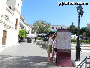 [P81] Turiști orientîndu-se la un panou din piața primăriei. E nevoie, urmează intrarea în labirint!  » foto by abancor
 - 
<span class="allrVoted glyphicon glyphicon-heart hidden" id="av572143"></span>
<a class="m-l-10 hidden" id="sv572143" onclick="voting_Foto_DelVot(,572143,3004)" role="button">șterge vot <span class="glyphicon glyphicon-remove"></span></a>
<a id="v9572143" class=" c-red"  onclick="voting_Foto_SetVot(572143)" role="button"><span class="glyphicon glyphicon-heart-empty"></span> <b>LIKE</b> = Votează poza</a> <img class="hidden"  id="f572143W9" src="/imagini/loader.gif" border="0" /><span class="AjErrMes hidden" id="e572143ErM"></span>