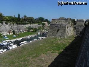 [P92] Canalul văzut dinspre citadelă. Multe bărci și multe adăposturi înjghebate, pesemne proprietarii bărcilor își depozitează acolo felurite unelte și accesorii.  » foto by abancor
 - 
<span class="allrVoted glyphicon glyphicon-heart hidden" id="av572154"></span>
<a class="m-l-10 hidden" id="sv572154" onclick="voting_Foto_DelVot(,572154,3004)" role="button">șterge vot <span class="glyphicon glyphicon-remove"></span></a>
<a id="v9572154" class=" c-red"  onclick="voting_Foto_SetVot(572154)" role="button"><span class="glyphicon glyphicon-heart-empty"></span> <b>LIKE</b> = Votează poza</a> <img class="hidden"  id="f572154W9" src="/imagini/loader.gif" border="0" /><span class="AjErrMes hidden" id="e572154ErM"></span>