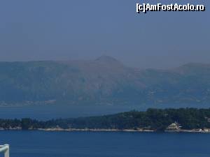 [P98] Vîrful Pantokrator se ridică la 906 metri deasupra mării. În prim plan, Insula Vido, de lîngă capitală, Mormîntul Albastru al sîrbilor.  » foto by abancor
 - 
<span class="allrVoted glyphicon glyphicon-heart hidden" id="av572160"></span>
<a class="m-l-10 hidden" id="sv572160" onclick="voting_Foto_DelVot(,572160,3004)" role="button">șterge vot <span class="glyphicon glyphicon-remove"></span></a>
<a id="v9572160" class=" c-red"  onclick="voting_Foto_SetVot(572160)" role="button"><span class="glyphicon glyphicon-heart-empty"></span> <b>LIKE</b> = Votează poza</a> <img class="hidden"  id="f572160W9" src="/imagini/loader.gif" border="0" /><span class="AjErrMes hidden" id="e572160ErM"></span>