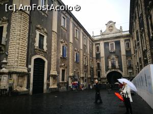 [P07] În plan îndepărtat, Porta Uzeda, pe deasupra căreia trece un pasaj ce leagă Palazzo dei Chierici (dreapta) cu catedrala (stânga)  » foto by crismis
 - 
<span class="allrVoted glyphicon glyphicon-heart hidden" id="av1049514"></span>
<a class="m-l-10 hidden" id="sv1049514" onclick="voting_Foto_DelVot(,1049514,3109)" role="button">șterge vot <span class="glyphicon glyphicon-remove"></span></a>
<a id="v91049514" class=" c-red"  onclick="voting_Foto_SetVot(1049514)" role="button"><span class="glyphicon glyphicon-heart-empty"></span> <b>LIKE</b> = Votează poza</a> <img class="hidden"  id="f1049514W9" src="/imagini/loader.gif" border="0" /><span class="AjErrMes hidden" id="e1049514ErM"></span>