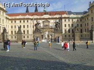 [P04] Intrarea &icirc;n prima curte, cu statuile celor doi titani și Poarta Matthias » foto by Carmen Ion
 - 
<span class="allrVoted glyphicon glyphicon-heart hidden" id="av1286918"></span>
<a class="m-l-10 hidden" id="sv1286918" onclick="voting_Foto_DelVot(,1286918,3167)" role="button">șterge vot <span class="glyphicon glyphicon-remove"></span></a>
<a id="v91286918" class=" c-red"  onclick="voting_Foto_SetVot(1286918)" role="button"><span class="glyphicon glyphicon-heart-empty"></span> <b>LIKE</b> = Votează poza</a> <img class="hidden"  id="f1286918W9" src="/imagini/loader.gif" border="0" /><span class="AjErrMes hidden" id="e1286918ErM"></span>